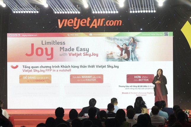 B&agrave; Sereen Toeh giới thiệu về chương tr&igrave;nh kh&aacute;ch h&agrave;ng th&acirc;n thiết Vietjet SkyJoy