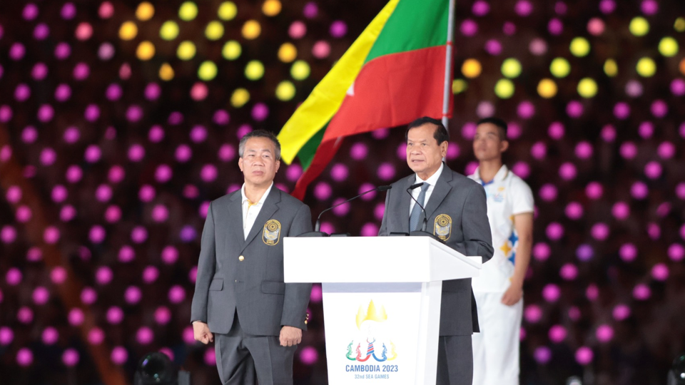 Bộ trưởng bộ Du lịch Campuchia Thong Khon ph&aacute;t biểu tại Lễ bế mạc: "SEA Games 32 đ&atilde; đi đến hồi kết. Thay mặt BTC,&nbsp;Li&ecirc;n đo&agrave;n Thể thao Đ&ocirc;ng Nam &Aacute;, t&ocirc;i xin tr&acirc;n trọng cảm ơn v&agrave; ch&uacute;c mừng Campuchia đ&atilde; tổ chức được một kỳ Đại hội lịch sử. T&ocirc;i cũng xin cảm ơn c&aacute;c VĐV, c&aacute;c HLV, c&aacute;c quan kh&aacute;ch quốc tế đ&atilde; đến tham gia trong những ng&agrave;y qua. &nbsp;Những h&igrave;nh ảnh như VĐV&nbsp;Bou Samnang, người chạy dưới mưa ở nội dung chạy 5000m nữ hay c&aacute;c VĐV Philippines,&nbsp;Campuchia ở m&ocirc;n Kun Bokator v&agrave; Jujitsu đ&atilde; l&agrave;m lan tỏa h&igrave;nh ảnh đẹp của SEA Games, đ&uacute;ng với gi&aacute; trị của tinh thần Olympic".&nbsp;


Tại Lễ bế mạc, nước chủ nh&agrave; đ&atilde; trao phần thưởng cho hai VĐV ấn tượng nhất SEA Games 32 l&agrave;&nbsp;Pal Chhor Raksmy (Campuchia) v&agrave;&nbsp;Quah Ting Wen (Singapore).

&nbsp; Tiếp đến l&agrave; phần ph&aacute;t biểu của&nbsp;Ph&oacute; Thủ tướng Campuchia&nbsp;Samdech Tea Banh.

Thủ tướng Campuchia Hun Sen ch&iacute;nh thức tuy&ecirc;n bố bế mạc SEA Games 32.&nbsp;


Người d&acirc;n Campuchia kh&aacute; h&agrave;o hứng v&agrave; tự h&agrave;o khi tổ chức th&agrave;nh c&ocirc;ng SEA Games 32.


Ngọn đuốc SEA Games 32 ch&iacute;nh thức tắt, kh&eacute;p lại kỳ Đại hội thứ 32 được tổ chức tại Campuchia.


L&aacute; cờ SEA Games 32 cũng được hạ xuống sau khi ngọn đuốc tắt.