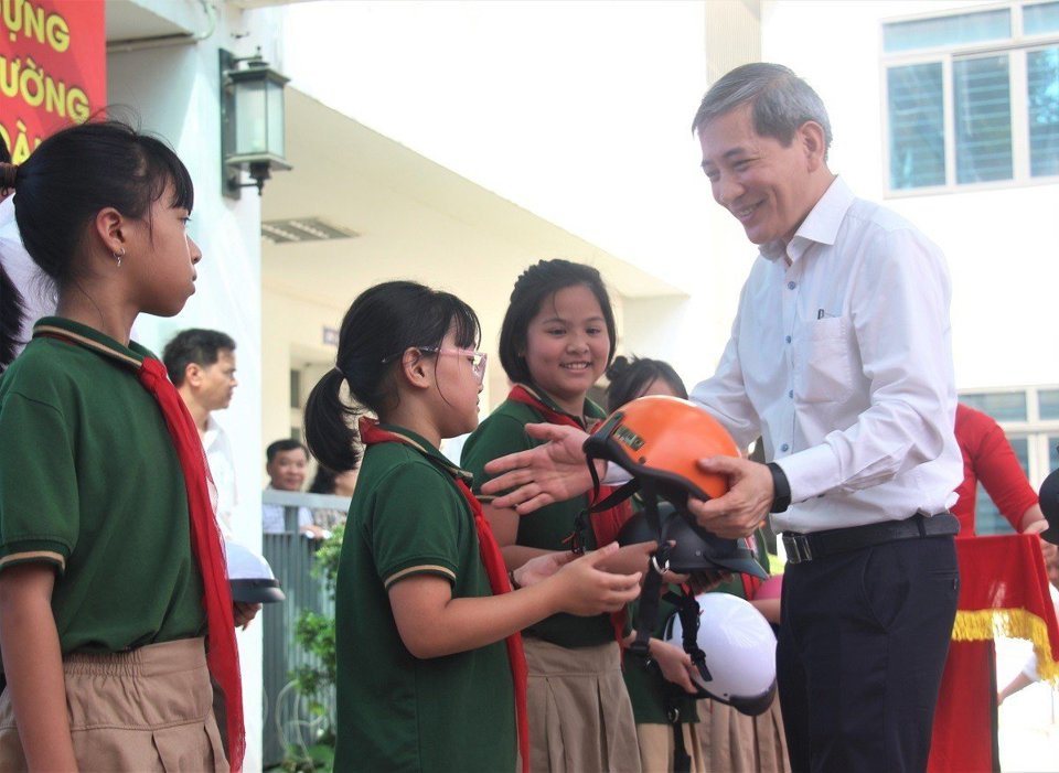 C&aacute;c em học sinh Trường Tiểu học Việt Nam &ndash; Cuba đ&atilde; được l&atilde;nh đạo quận Ba Đ&igrave;nh tặng mũ bảo hiểm.&nbsp;