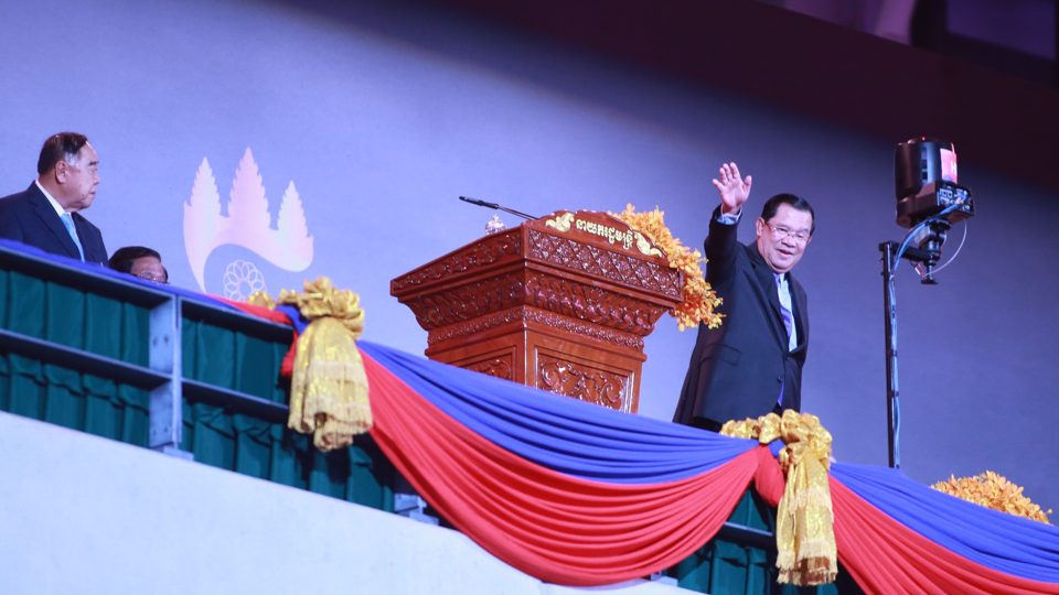 Đ&uacute;ng 19 giờ,&nbsp;Thủ tướng Ch&iacute;nh phủ Ho&agrave;ng gia Campuchia Samdech Techo Hun Sen c&oacute; mặt để buổi Lễ bế mạc diễn ra.