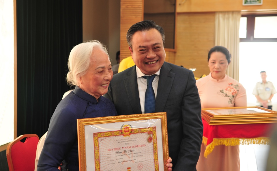 Chủ tịch UBND Th&agrave;nh phố Trần Sỹ Thanh trao Huy hiệu 75 năm tuổi Đảng cho c&aacute;c đảng vi&ecirc;n