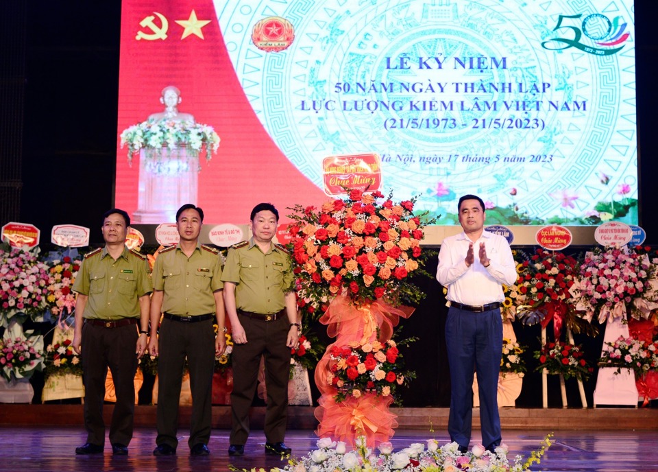 Thứ trưởng Bộ NN&amp;PTNT Nguyễn Quốc Trị tặng hoa ch&uacute;c mừng Chi cục Kiểm l&acirc;m H&agrave; Nội.&nbsp;