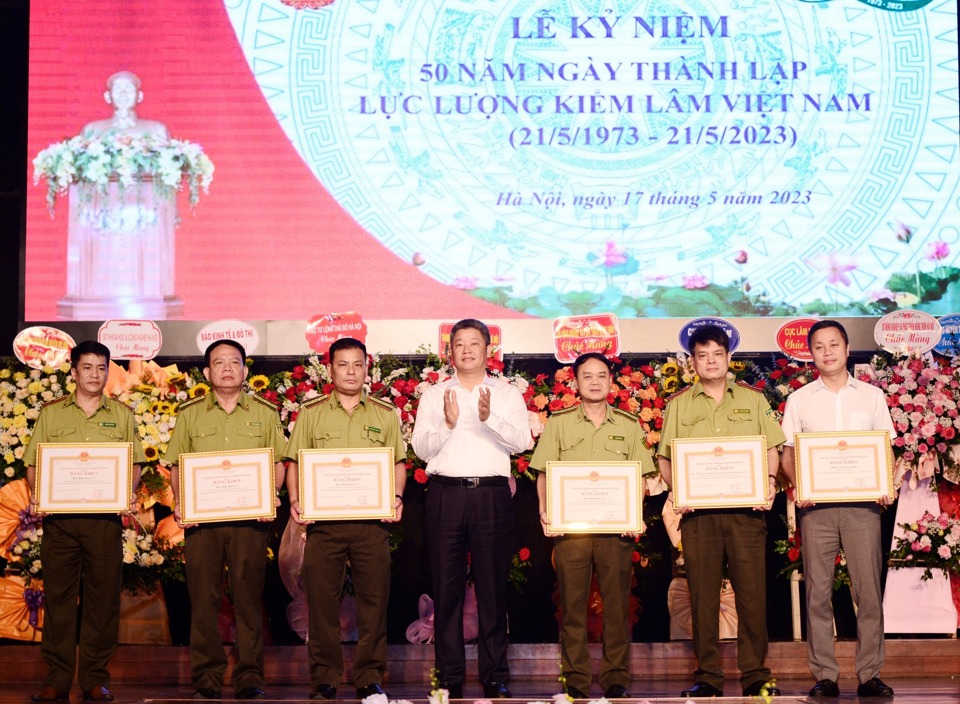 Ph&oacute; Chủ tịch UBND TP H&agrave; Nội Nguyễn Mạnh Quyền trao thưởng cho c&aacute;c tập thể ti&ecirc;u biểu.