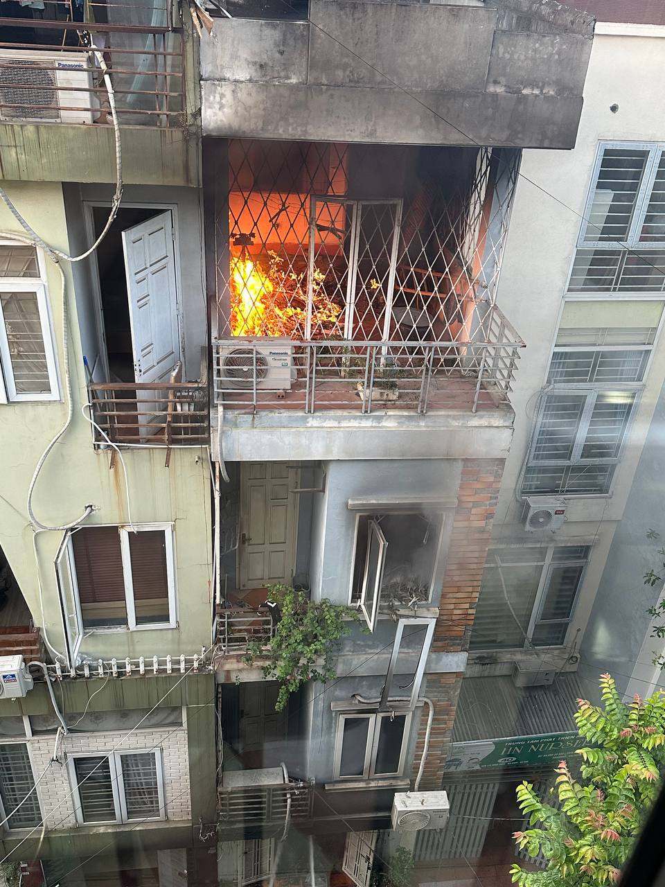 Cháy nhà ở Hà Nội, 5 người leo ban công thoát thân - Ảnh 1