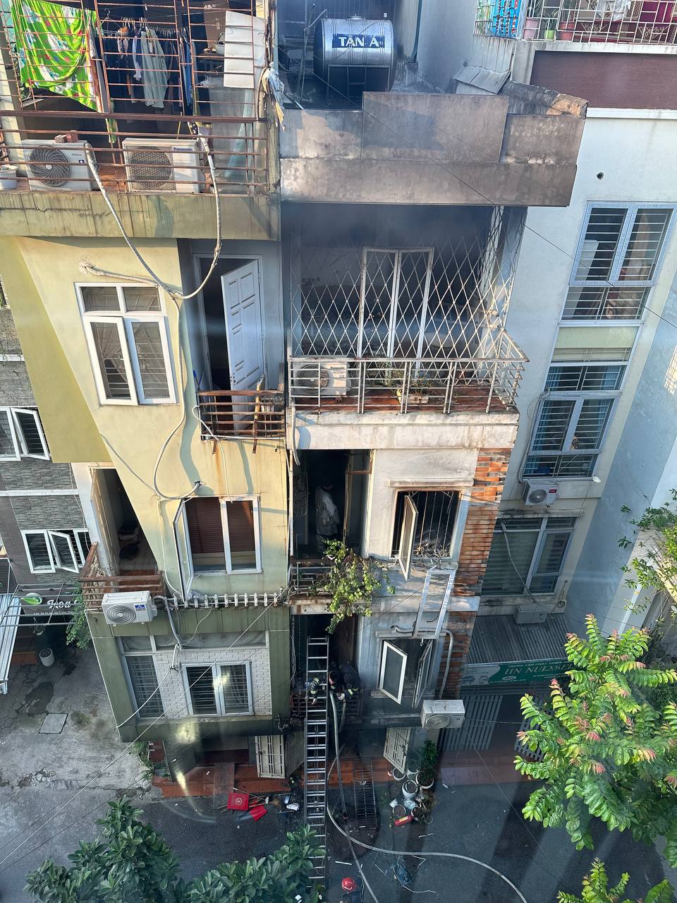 Cháy nhà ở Hà Nội, 5 người leo ban công thoát thân - Ảnh 3