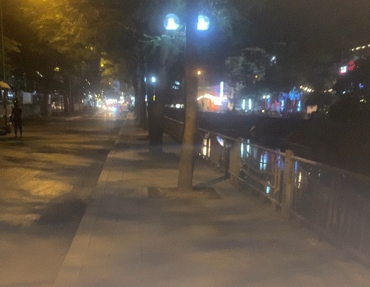 Tuyến phố Trần Đại Nghĩa (phường Đồng T&acirc;m, quận Hai B&agrave; Trưng) đ&atilde; được dọn dẹp sạch sẽ, trả lại vỉa h&egrave; cho người đi bộ ngay trong tối 16/5