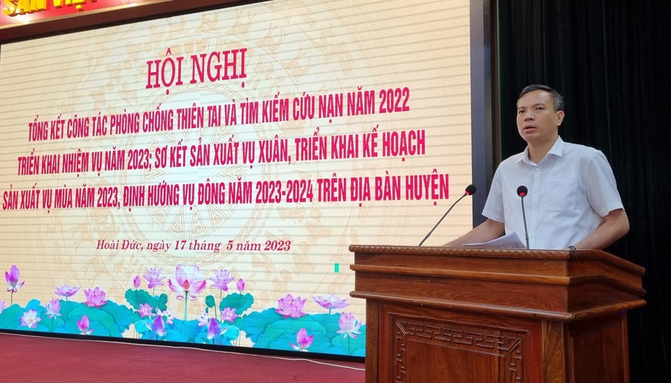 Ph&oacute; Chủ tịch UBND huyện Ho&agrave;i Đức Nguyễn Trung Thuận ph&aacute;t biểu tại hội nghị.