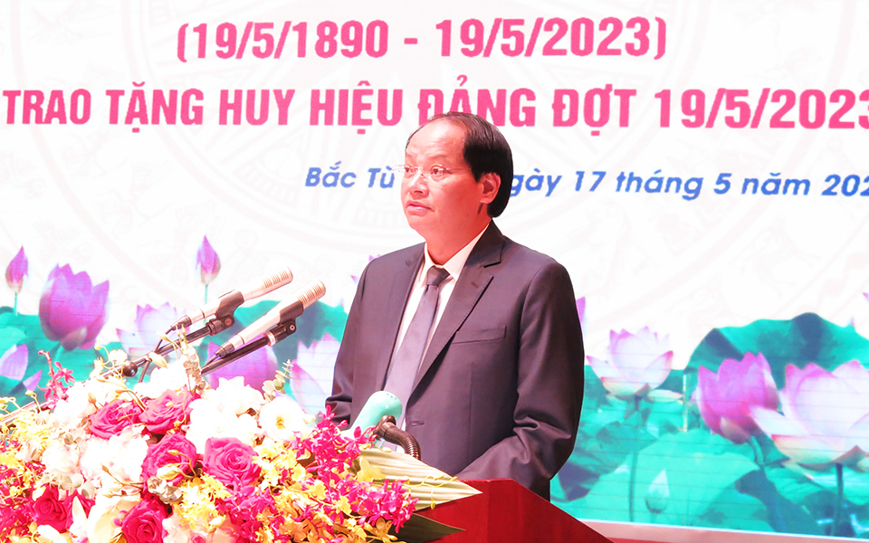 Trưởng ban Tuy&ecirc;n gi&aacute;o Th&agrave;nh ủy Nguyễn Do&atilde;n Toản phát bi&ecirc;̉u tại Lễ trao Huy hiệu Đảng.