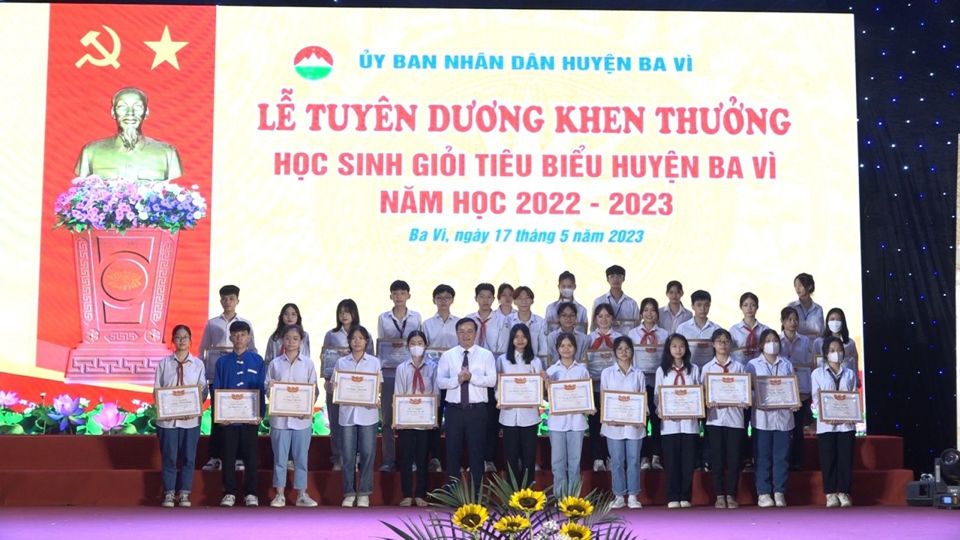 UBND huyện Ba V&igrave; tuy&ecirc;n dương, khen thưởng 194 học sinh ti&ecirc;u biểu v&agrave; 19 gi&aacute;o vi&ecirc;n c&oacute; nhiều th&agrave;nh t&iacute;ch trong c&ocirc;ng t&aacute;c dạy học năm học 2022 &ndash; 2023.