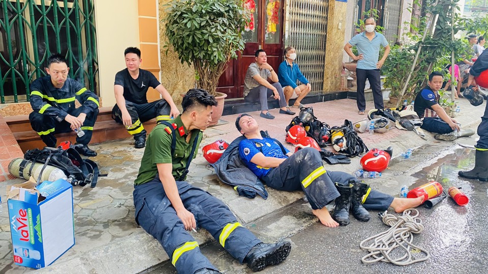 Ảnh: Cháy nhà ở Hà Nội, 5 người leo ban công thoát thân - Ảnh 5
