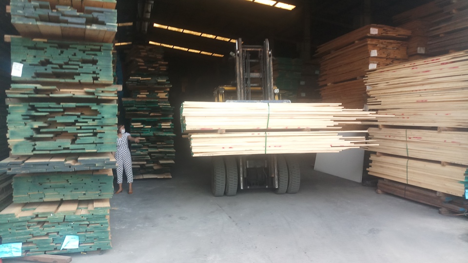 Xưởng sản xuất v&agrave; ph&acirc;n phối gỗ của doanh nghiệp tại huyện Thạch Thất. Ảnh: Khắc Ki&ecirc;n