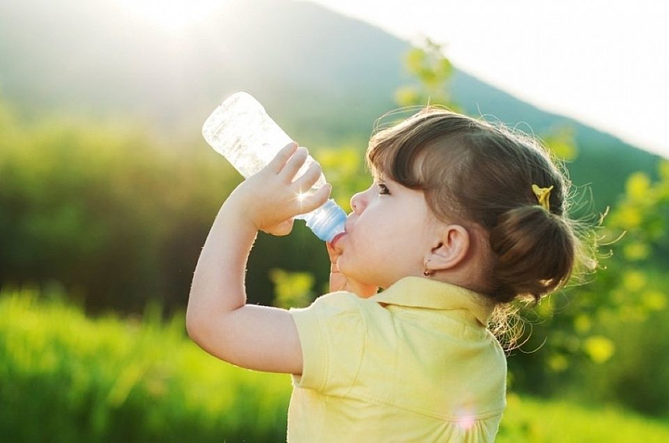 Cách phòng tránh mất nước cho trẻ khi nắng nóng gay gắt - Ảnh 1