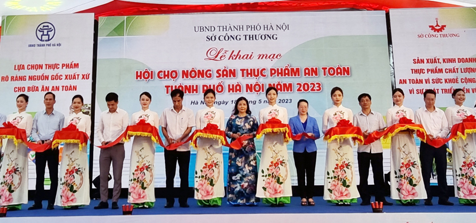 C&aacute;c đại biểu cắt băng khai mạc &ldquo;Hội chợ n&ocirc;ng sản thực phẩm an to&agrave;n TP H&agrave; Nội năm 2023&rdquo;. Ảnh: Ho&agrave;i Nam