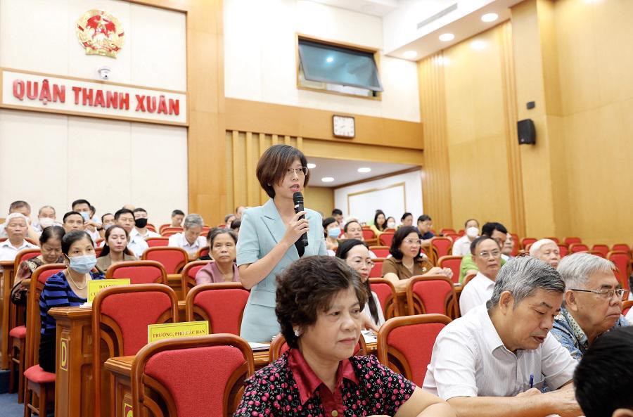 Cử tri phường Nhân Chính (quận Thanh Xuân) nêu ý kiến tại một hội nghị tiếp xúc cử tri. Ảnh Thái San