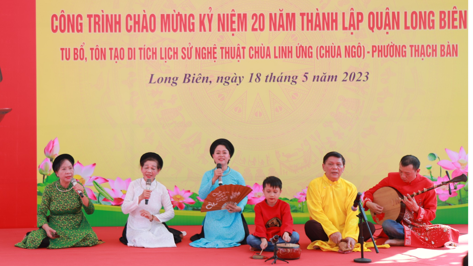 Người d&acirc;n phường Thạch B&agrave;n phấn khởi trong ng&agrave;y kh&aacute;nh th&agrave;nh c&ocirc;ng tr&igrave;nh tu bổ, t&ocirc;n tạo Di t&iacute;ch nghệ thuật - Ch&ugrave;a Linh Ứng (ch&ugrave;a Ng&ocirc;)