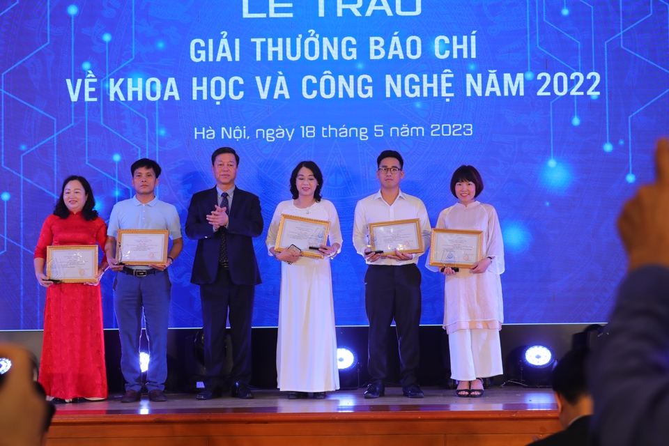 L&atilde;nh đạo Bộ Khoa học v&agrave; C&ocirc;ng nghệ trao giải b&aacute;o ch&iacute; về&nbsp;Khoa học v&agrave; C&ocirc;ng nghệ năm 2022 cho c&aacute;c t&aacute;c giả đạt giải.