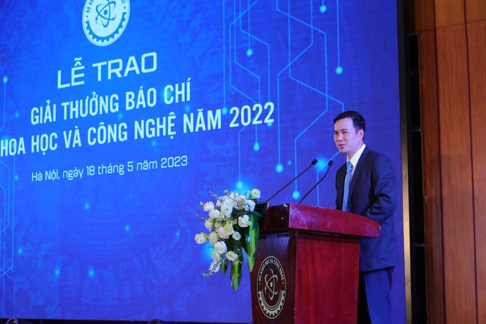 Thứ trưởng Bộ Khoa học v&agrave; C&ocirc;ng nghệ B&ugrave;i Thế Duy ph&aacute;t biểu tại lễ trao giải b&aacute;o ch&iacute; về Khoa học v&agrave; C&ocirc;ng nghệ năm 2022.