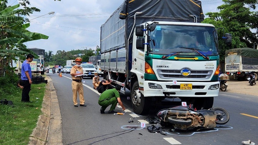 Tai nạn giao thông ngày 18/5/2023: Một công an viên bị xe tải tông tử vong - Ảnh 2