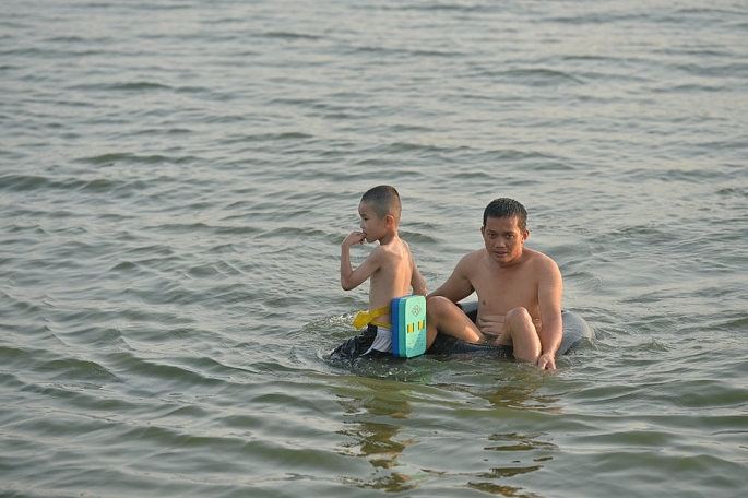 Người dân đổ ra Hồ Tây giải nhiệt trong đợt nắng nóng cao điểm - Ảnh 1