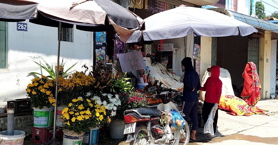 Cửa h&agrave;ng b&aacute;n hoa như l&agrave;m dịu đi đ&ocirc;i phần c&aacute;i nắng như "đổ lửa".