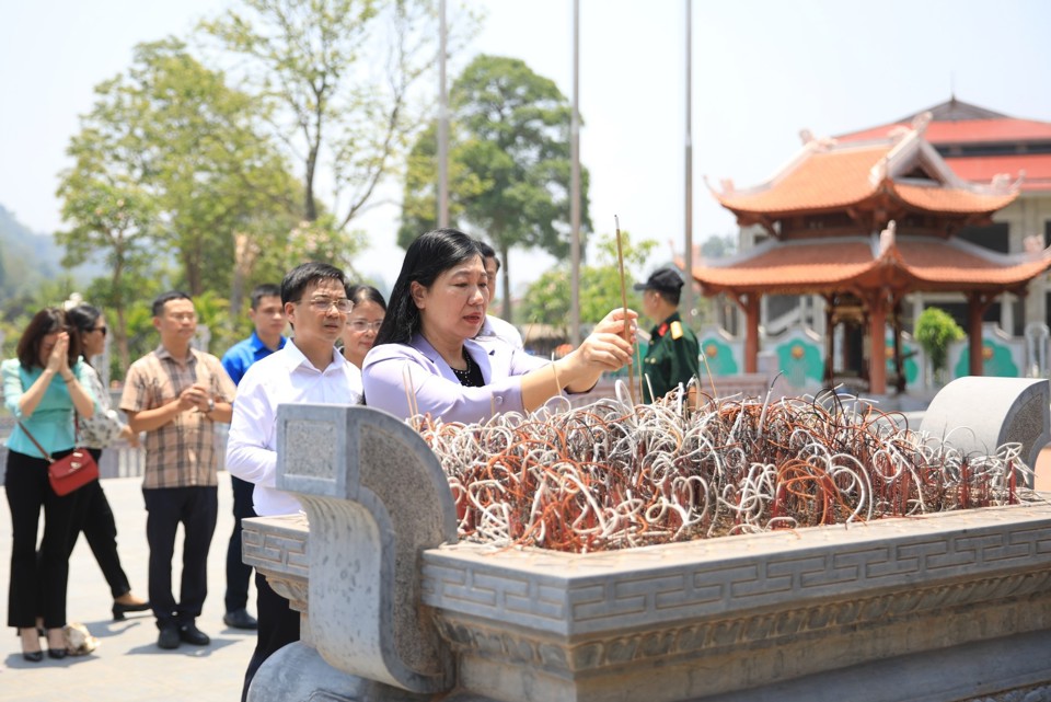 Chùm ảnh: Hà Nội hỗ trợ Tuyên Quang 500 triệu đồng xây nhà Đại đoàn kết - Ảnh 1