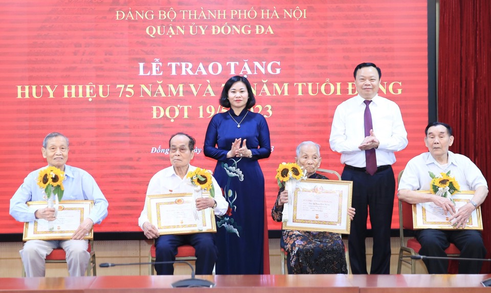 Phó Tắc thư Thường trực Thành ủy TP. hà Nội Nguyễn Thị Tuyến, trao huy hiệu cho những đảng viên lão trở thành quận Q. Đống Đa. Ảnh: Phạm Hùng
