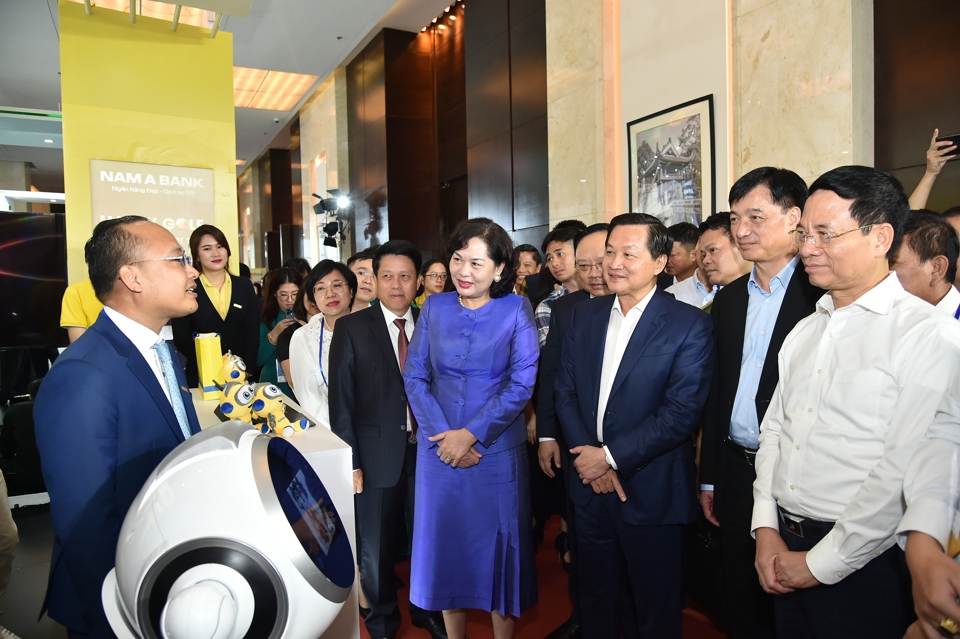 Phó Thủ tướng mạo Lê Minh Khái với mọi đại biểu tham lam quan liêu trưng bày triển lãm quy đổi số của những ngân hàng. Ảnh: Quang Thương