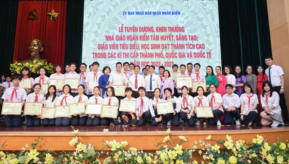 Ngành GD&ĐT quận Hoàn Kiếm khen thưởng học sinh tiêu biểu