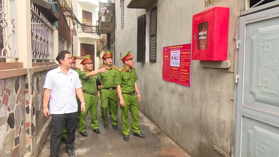 C&ocirc;ng an huyện v&agrave; l&atilde;nh đạo UBND thị trấn kiểm tra c&ocirc;ng t&aacute;c PCCC tại khu d&acirc;n cư thị trấn Thường T&iacute;n