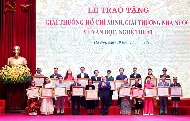 Bộ trưởng Nguyễn Văn H&ugrave;ng trao tặng Giải thưởng Nh&agrave; nước về VHNT cho c&aacute;c t&aacute;c giả, th&acirc;n nh&acirc;n t&aacute;c giả c&oacute; t&aacute;c phẩm. Ảnh: Trần Huấn.