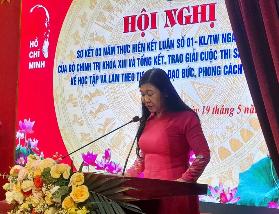 Chủ tịch Ủy ban MTTQ Việt Nam TP H&agrave; Nội Nguyễn Lan Hương ph&aacute;t biểu tại hội nghị.