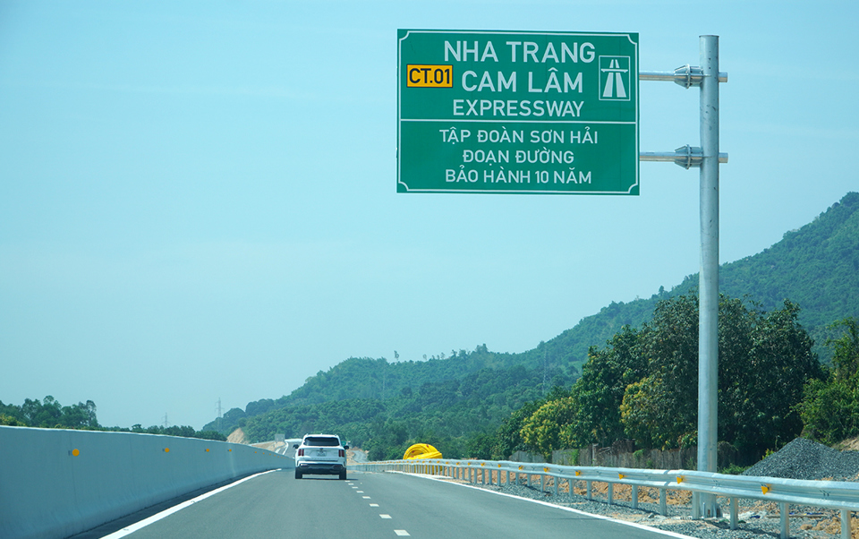 Cao tốc Nha Trang - Cam L&acirc;m do&nbsp;C&ocirc;ng ty TNHH Tập đo&agrave;n Sơn Hải&nbsp;l&agrave;m chủ đầu tư. Tập đo&agrave;n Sơn Hải cũng cam kết bảo h&agrave;nh tuyến đường trong 10 năm.