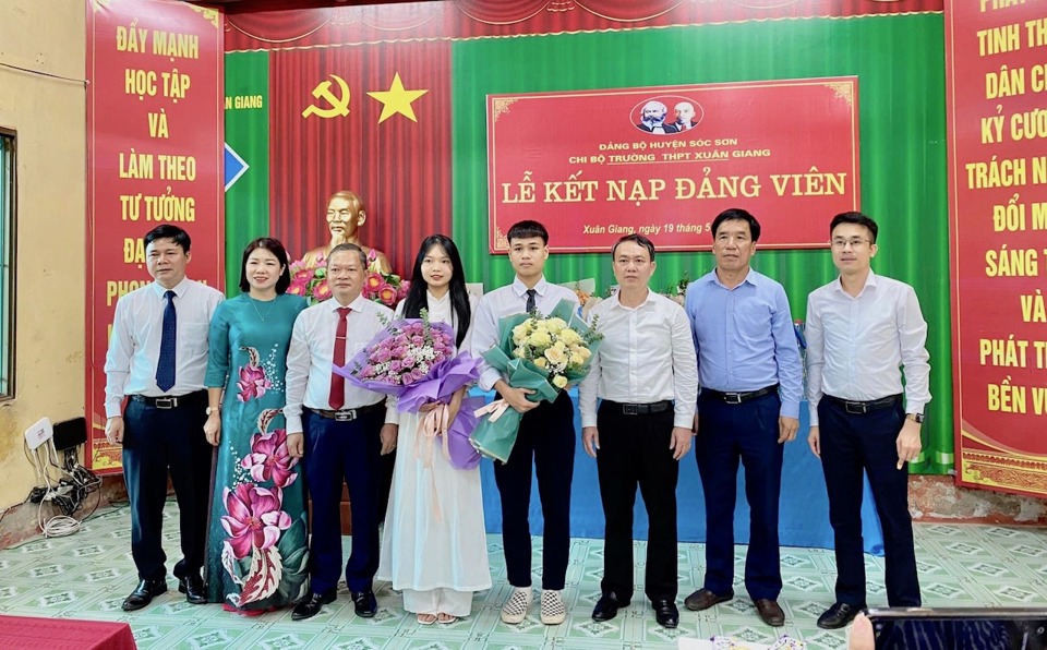 Lễ kết nạp hai Đảng vi&ecirc;n trẻ tại trường THPT Xu&acirc;n Giang (huyện S&oacute;c Sơn).