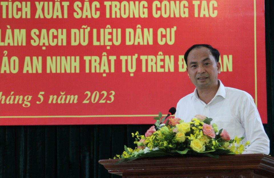 Chủ tịch UBND quận T&acirc;y Hồ Nguyễn Đ&igrave;nh Khuyến ph&aacute;t biểu chỉ đạo tại hội nghị.