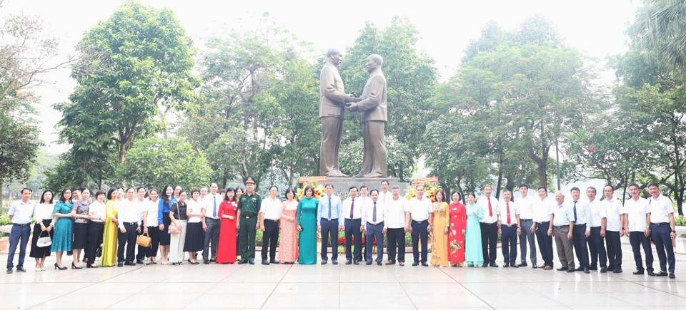 Trước tượng đ&agrave;i B&aacute;c Hồ - B&aacute;c T&ocirc;n, Đo&agrave;n đại biểu quận Hai B&agrave; Trưng do B&iacute; thư Quận ủy Nguyễn Văn Nam l&agrave;m Trưởng đo&agrave;n th&agrave;nh k&iacute;nh b&agrave;y tỏ l&ograve;ng biết ơn v&ocirc; hạn đối với hai vị l&atilde;nh tụ - biểu tượng ngời s&aacute;ng về l&ograve;ng y&ecirc;u nước, thương d&acirc;n s&acirc;u sắc&nbsp;&nbsp;