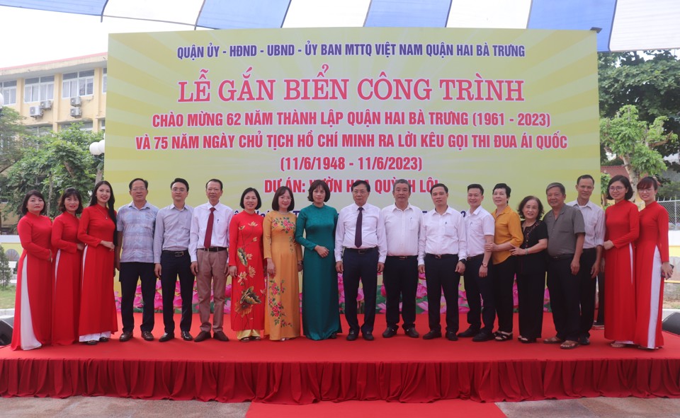 B&iacute; thư Quận ủy Hai B&agrave; Trưng Nguyễn Văn Nam c&ugrave;ng l&atilde;nh đạo quận ch&uacute;c mừng&nbsp;Ban QLDA đầu tư x&acirc;y dựng quận, c&aacute;c cơ quan li&ecirc;n quan, UBND phường Quỳnh L&ocirc;i đ&atilde; phối hợp triển khai x&acirc;y dựng c&ocirc;ng tr&igrave;nh Vườn hoa Quỳnh L&ocirc;i ho&agrave;n th&agrave;nh vượt tiến độ 110 ng&agrave;y