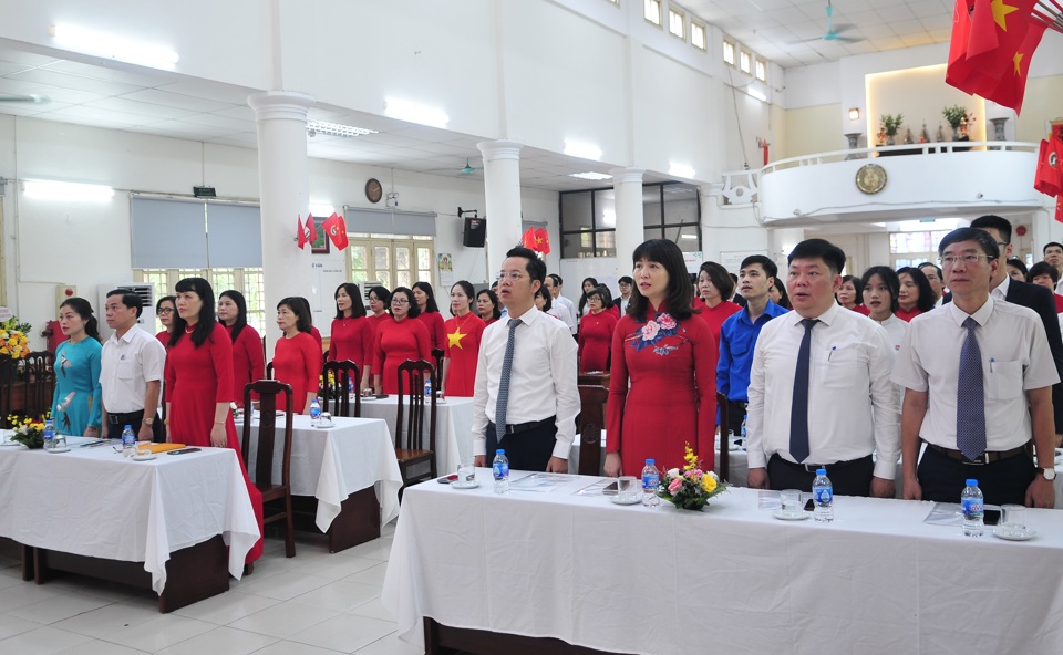 C&aacute;c đại biểu dự Lễ kết nạp Đảng cho hai học sinh lớp 12 Trường THPT Việt Đức