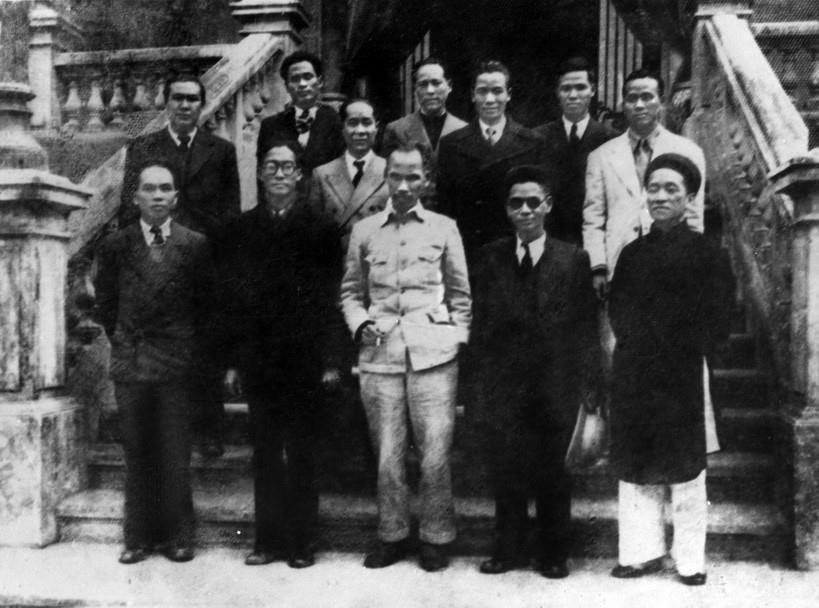 Ng&agrave;y 3/9/1945, Ch&iacute;nh phủ l&acirc;m thời họp phi&ecirc;n đầu ti&ecirc;n, đặt ra những vấn đề cấp b&aacute;ch, trong đ&oacute; quyết t&acirc;m chiến đấu với &ldquo;giặc đ&oacute;i&rdquo;, &ldquo;giặc dốt&rdquo;, nhanh ch&oacute;ng tiến h&agrave;nh cuộc Tổng tuyển cử để từ đ&oacute; soạn thảo một bản Hiến ph&aacute;p cho nước Việt Nam D&acirc;n chủ Cộng h&ograve;a mới ra đời. Trong ảnh: Chủ tịch Hồ Ch&iacute; Minh v&agrave; c&aacute;c th&agrave;nh vi&ecirc;n Hội đồng Ch&iacute;nh phủ l&acirc;m thời nước Việt Nam D&acirc;n chủ Cộng ho&agrave; ra mắt sau phi&ecirc;n họp đầu ti&ecirc;n, s&aacute;ng 3/9/1945. (Ảnh: TTXVN)