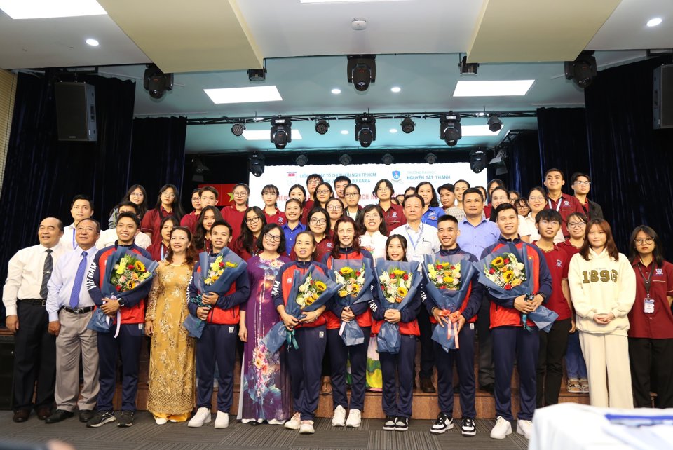 Đội tuyển thể dục Aerobic Việt Nam chụp ảnh lưu niệm với c&aacute;c đại biểu.