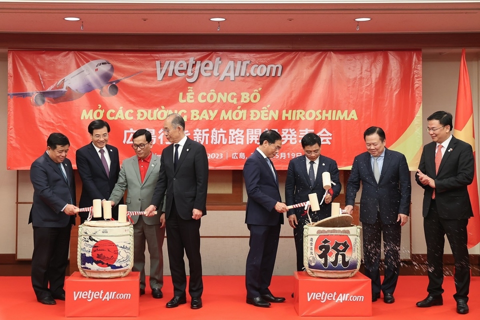 C&aacute;c đại biểu c&ugrave;ng tham gia v&agrave;o nghi thức Kagamibiraki ch&agrave;o mừng đường bay Vietjet đến Hiroshima