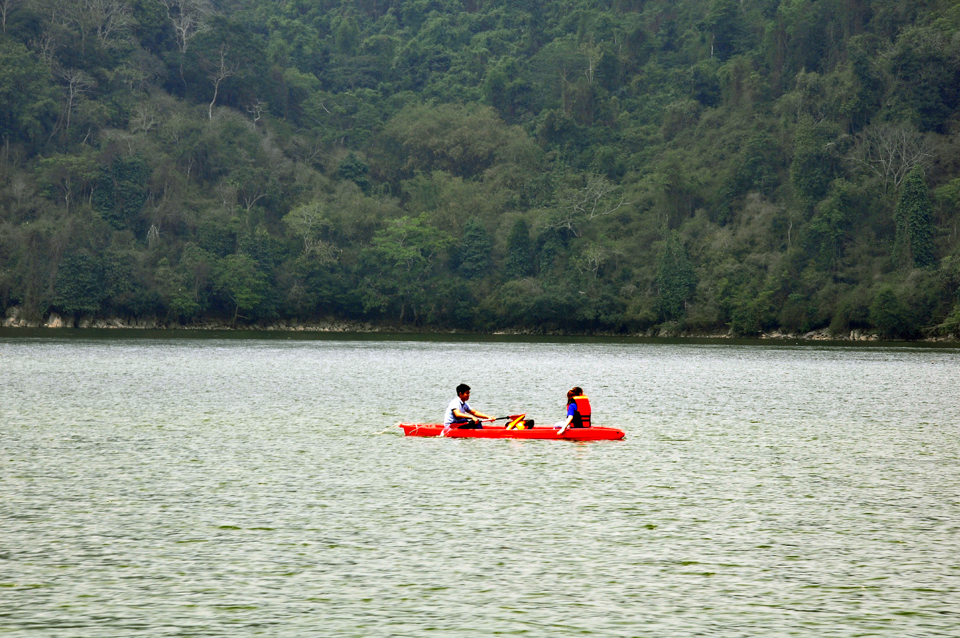 Du kh&aacute;ch trải nghiệm ch&egrave;o thuyền thể thao tại hồ hồ Ba Bể (Bắc Kạn). Ảnh: Ho&agrave;i Nam