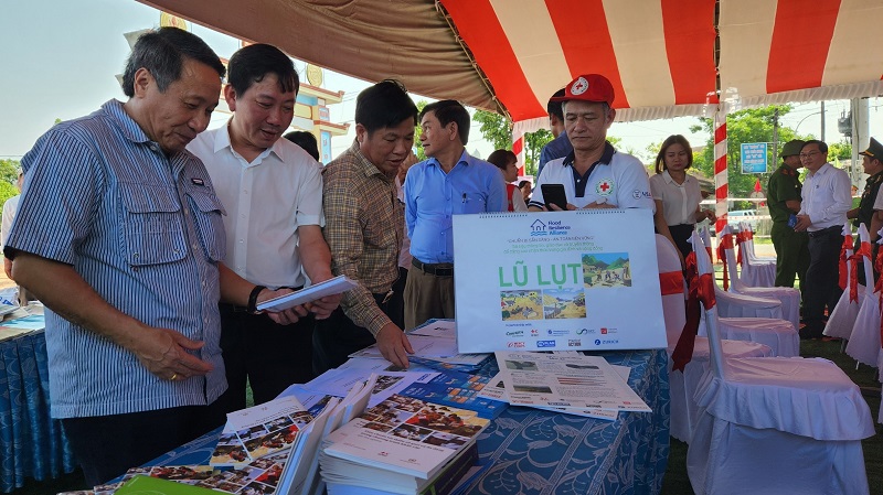 C&aacute;c đại biểu tham quan quầy trưng b&agrave;y t&agrave;i liệu, ấn phẩm, phương tiện, dụng cụ thiết yếu về ph&ograve;ng chống thi&ecirc;n tai.