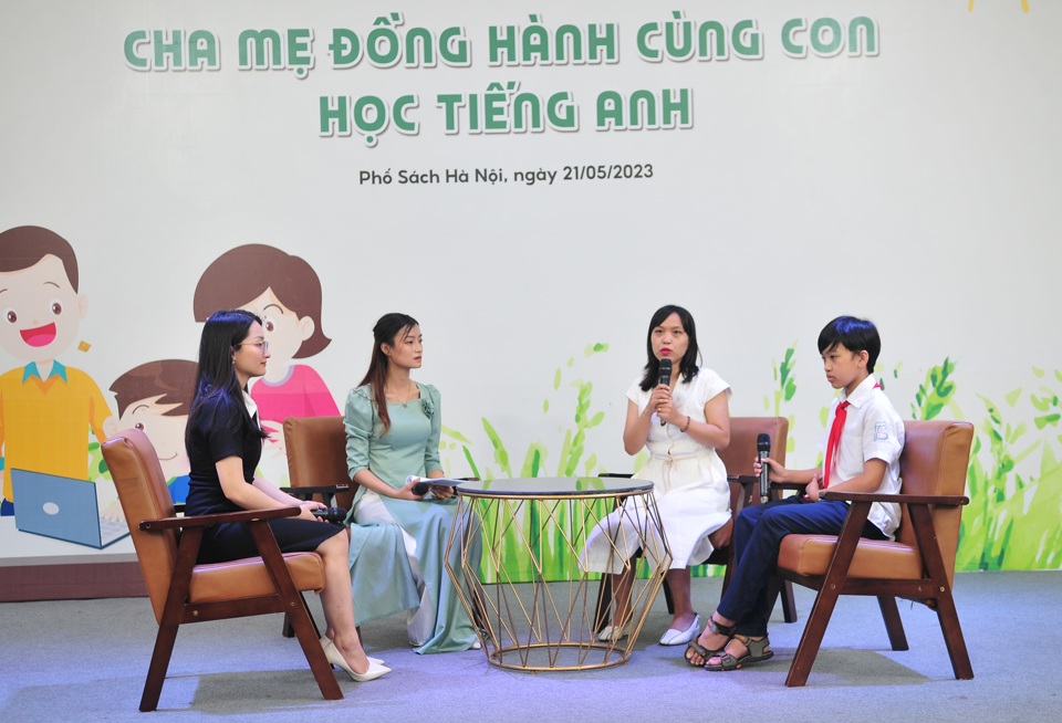 Tọa đàm "Cha mẹ đồng hành cùng con học tiếng Anh" tại Phố sách Hà Nội - Ảnh 1