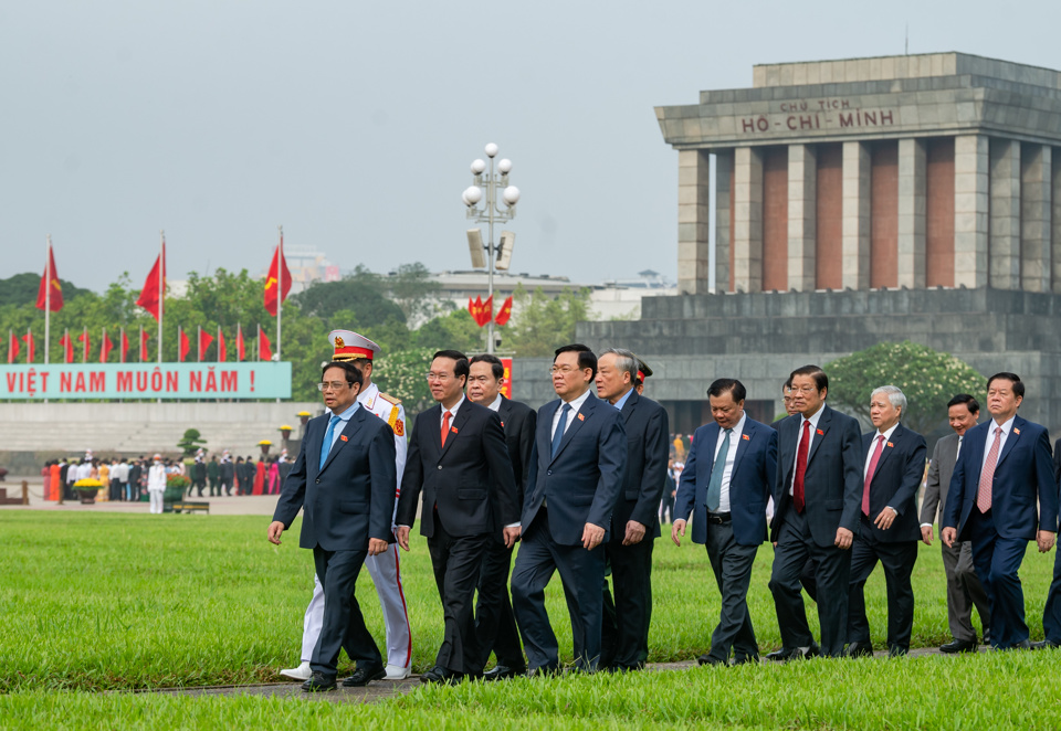 Lãnh đạo Đảng, Nhà nước, ĐB Quốc hội vào Lăng viếng Chủ tịch Hồ Chí Minh - Ảnh 5