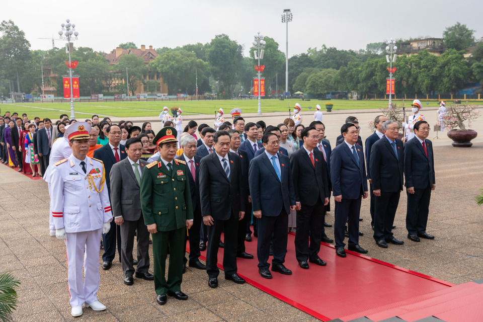 C&aacute;c đại biểu Quốc hội k&iacute;nh cẩn tỏ l&ograve;ng biết ơn v&ocirc; hạn, l&ograve;ng th&agrave;nh k&iacute;nh tưởng nhớ c&ocirc;ng lao to lớn của Chủ tịch Hồ Ch&iacute; Minh.&nbsp;Ảnh: Quochoi.vn