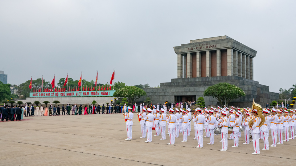 Lãnh đạo Đảng, Nhà nước, ĐB Quốc hội vào Lăng viếng Chủ tịch Hồ Chí Minh - Ảnh 4