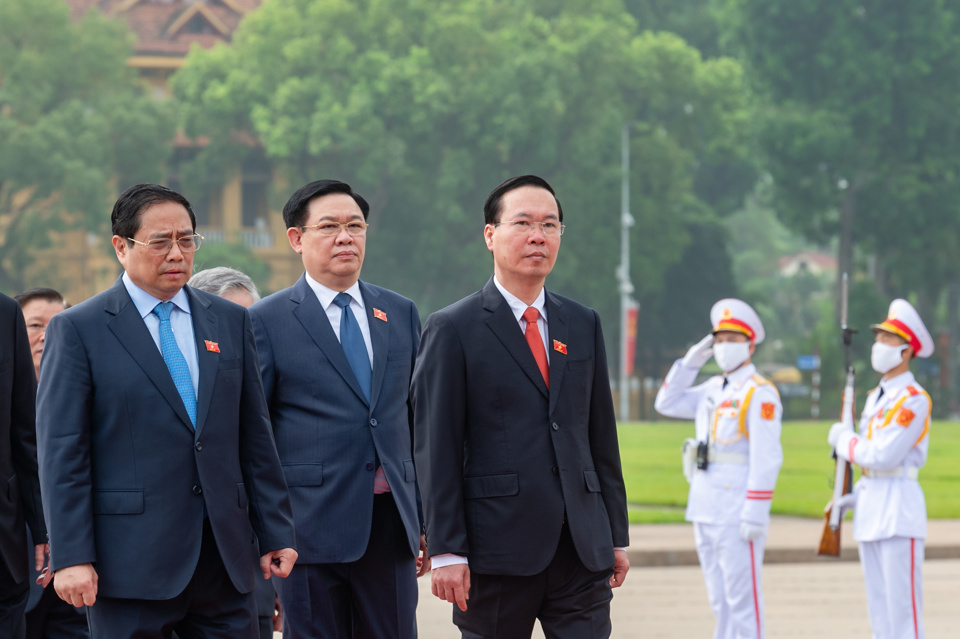 Lãnh đạo Đảng, Nhà nước, ĐB Quốc hội vào Lăng viếng Chủ tịch Hồ Chí Minh - Ảnh 1