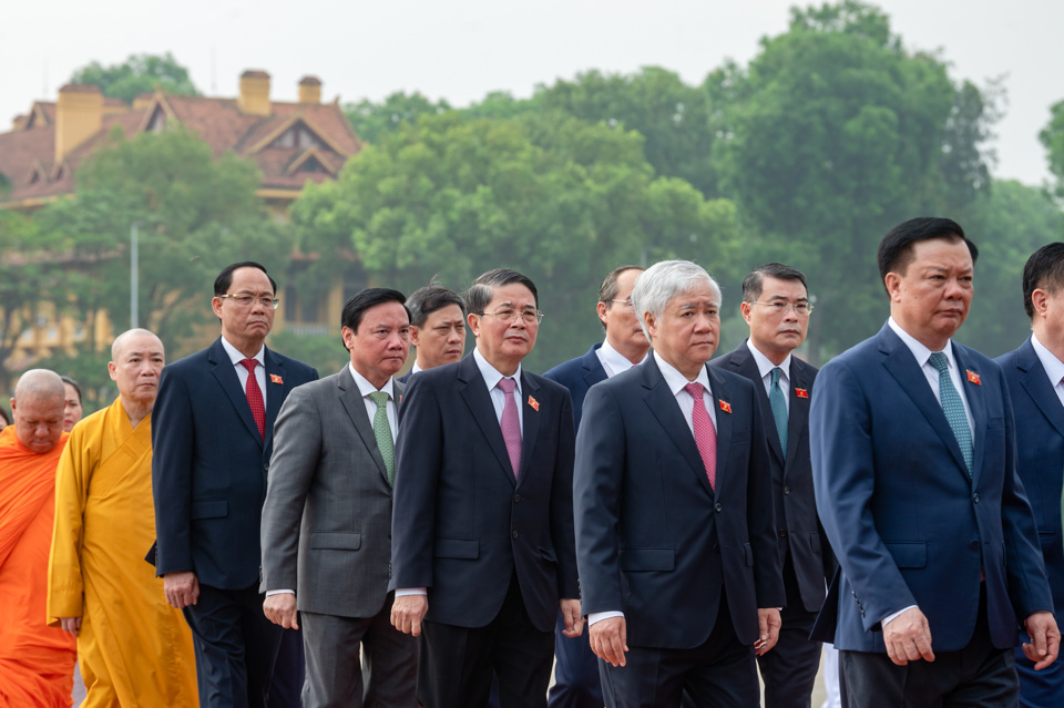 Lãnh đạo Đảng, Nhà nước, ĐB Quốc hội vào Lăng viếng Chủ tịch Hồ Chí Minh - Ảnh 2