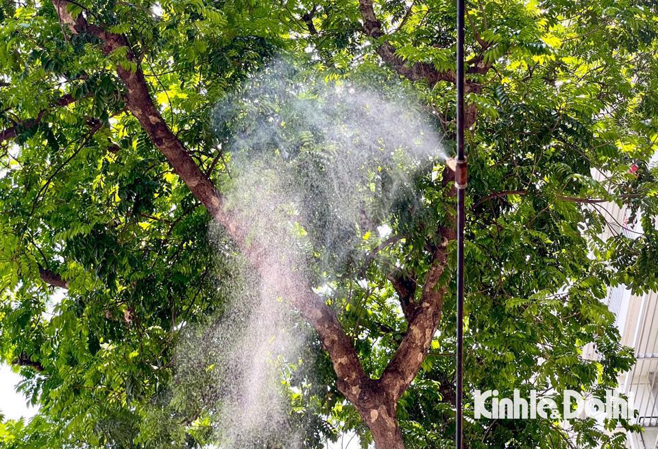 Bệnh viện Bạch Mai cũng đã thiết kế hệ thống phun sương nhằm giảm bớt oi n&oacute;ng cho người nh&agrave; bệnh nh&acirc;n nằm nghỉ ph&iacute;a ngo&agrave;i.&nbsp;Ảnh: Duy Minh