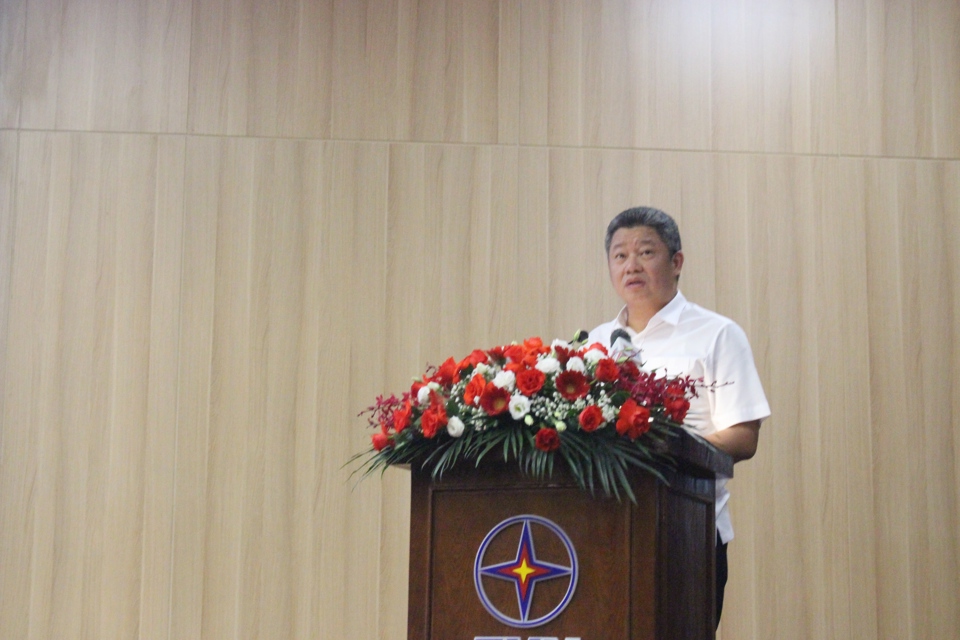 Ph&oacute; Chủ tịch UBND TP H&agrave; Nội Nguyễn Mạnh Quyền chia sẻ những kinh nghiệm về tiết kiệm năng lượng. Ảnh: Khắc Ki&ecirc;n